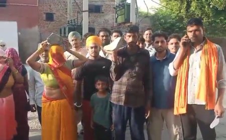 ललावडी में अवैध ब्लास्टिंग का कहर: घरों पर बरसे 10-10 किलो के पत्थर, बाल-बाल बचे ग्रामीण; लीज धारक के खिलाफ थाने पहुंचे आक्रोशित लोग