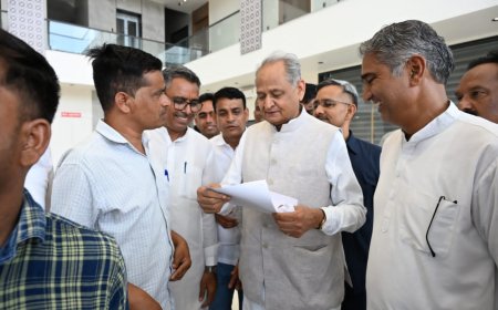 राजस्थान पूर्व मुख्यमंत्री अशोक गहलोत को हंसमुख माली ने महात्मा ज्योतिबा फुले राजकीय महाविद्यालय नाम रखने की मांग को लेकर सौंपा ज्ञापन