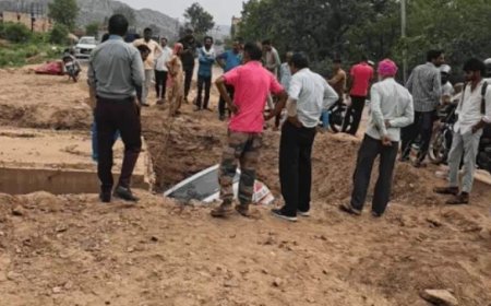प्रशासन व ठेकेदार की लापरवाही: निर्माणाधीन सड़क पर नहीं लगा था कोई चेतावनी बोर्ड; अलवर-नटनी का बारां मार्ग पर गहरा गड्ढा बना काल, कार गिरी, चालक गंभीर