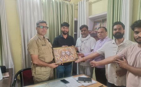 नवनियुक्त वृताधिकारी नीरज भारद्वाज का पदभार ग्रहण करने के बाद किया स्वागत