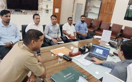 जिला कलेक्टर अतुल प्रकाश ने बटन दबाकर निकाली तीर्थ यात्रा लॉटरी, 686 रेल व 84 हवाई यात्रा के लिए चयनित