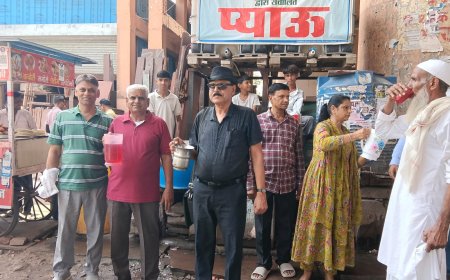 'सृजक' की प्याऊ पर निर्जला एकादशी पर राहगीरों को पिलाया शीतल शरबत