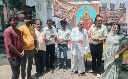 श्री श्याम भक्त मंडल के तत्वावधान में राहगीरों को पिलाई ठंडाई व बांटे फल; अनीता हरलालका के सानिध्य में किया पुण्य का कार्य