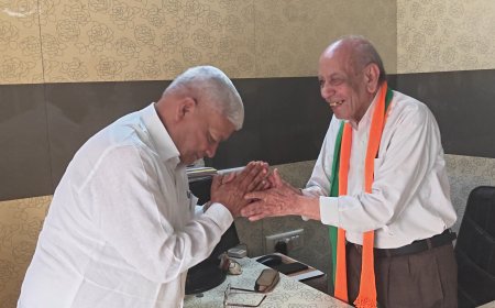 लोकतंत्र सेनानी दयाराम मेठानी से मिले सांसद दामोदर अग्रवाल, संगठन और आपातकाल के अनुभवों पर हुई चर्चा