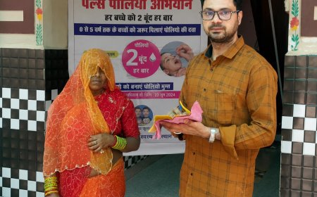 कठूमर में पल्स पोलियो अभियान का सीएचसी प्रभारी ने किया बूथों का निरीक्षण