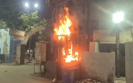 पुलिस थाने के बाहर ट्रांसफार्मर में भड़की आग, शॉर्ट सर्किट के बाद कचरे और ऑयल के कारण तेजी से फैली लपटें; आधे घंटे तक नहीं पहुंची दमकल