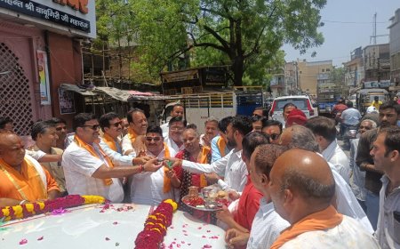 महामंडलेश्वर बनने की खुशी में बाबूगिरी महाराज को भक्तों ने भेंट की लग्जरी गाड़ी