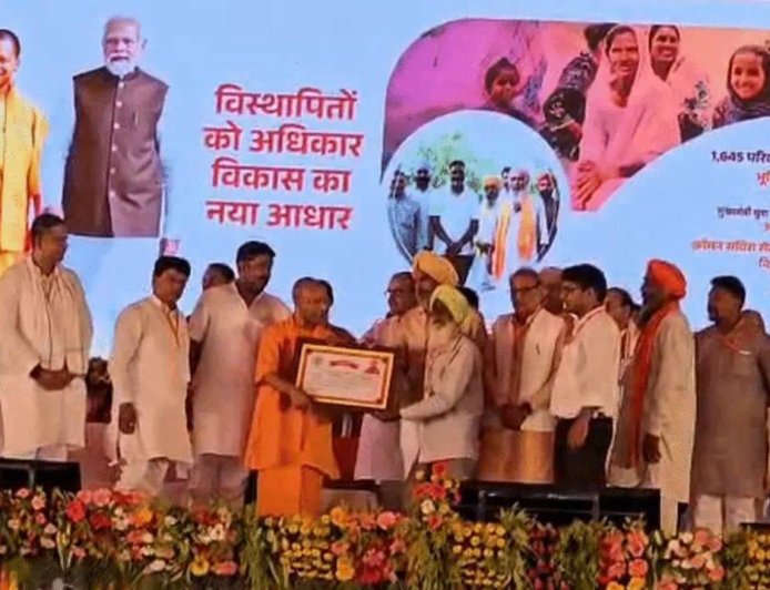 बिजनौर में सीएम योगी का बड़ा संदेश: विस्थापित हिंदू परिवारों को जमीन के पट्टे, कानून-व्यवस्था पर भी बोले