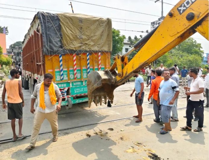 कमानी टूटने से रेलवे ट्रैक के बीचों-बीच फंसा रहा गिट्टी लदा ट्रक फंसा, 62 मिनट तक रेल यातायात रहा बाधित, जेसीबी की मदद से हटाया