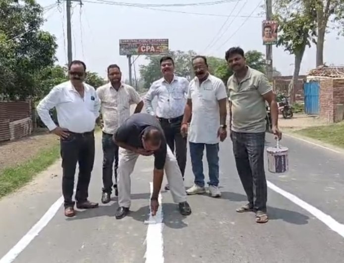 जब सिस्टम सोता रहा, तब पत्रकारों ने संभाली जिम्मेदारी;  पूर्वांचल जर्नलिस्ट प्रेस क्लब ने दुर्घटनाओं का कारण बन रहे स्पीड ब्रेकरों पर बनाए चेतावनी संकेतक