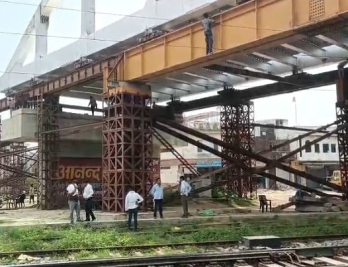 चौरी चौरा ओवरब्रिज निर्माण में बड़ी उपलब्धि, रेल लाइन पर 63 मीटर लंबा बो-स्ट्रिंग गर्डर स्थापित; स्थानीय लोगों ने  पुराने ‘वाई’ मॉडल की मांग दोहराई
