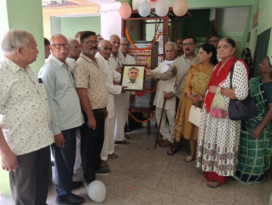 रिटायर्ड जज ज्ञान प्रकाश पाण्डे की स्मृति में वाटर कूलर भेंट; निर्धन परिवार की 11 छात्राओं को लिया गोद, परिंडे भी लगाए