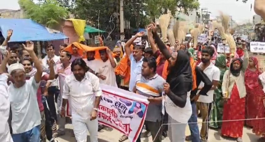 नौवें दिन भी सफाई कार्मिकों का अनिश्चितकालीन कार्य का बहिष्कार जारी; की नारेबाजी प्रदर्शन