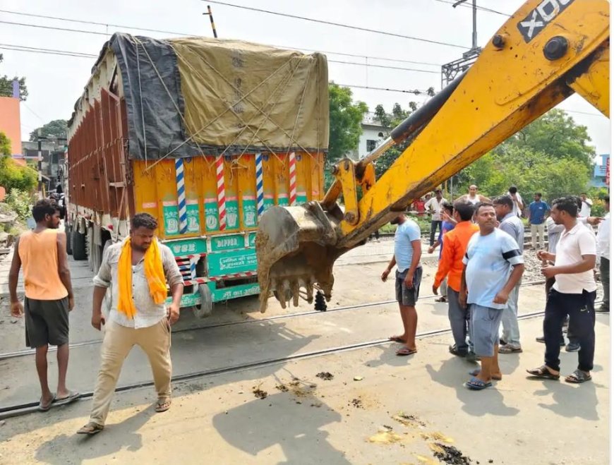 कमानी टूटने से रेलवे ट्रैक के बीचों-बीच फंसा रहा गिट्टी लदा ट्रक फंसा, 62 मिनट तक रेल यातायात रहा बाधित, जेसीबी की मदद से हटाया