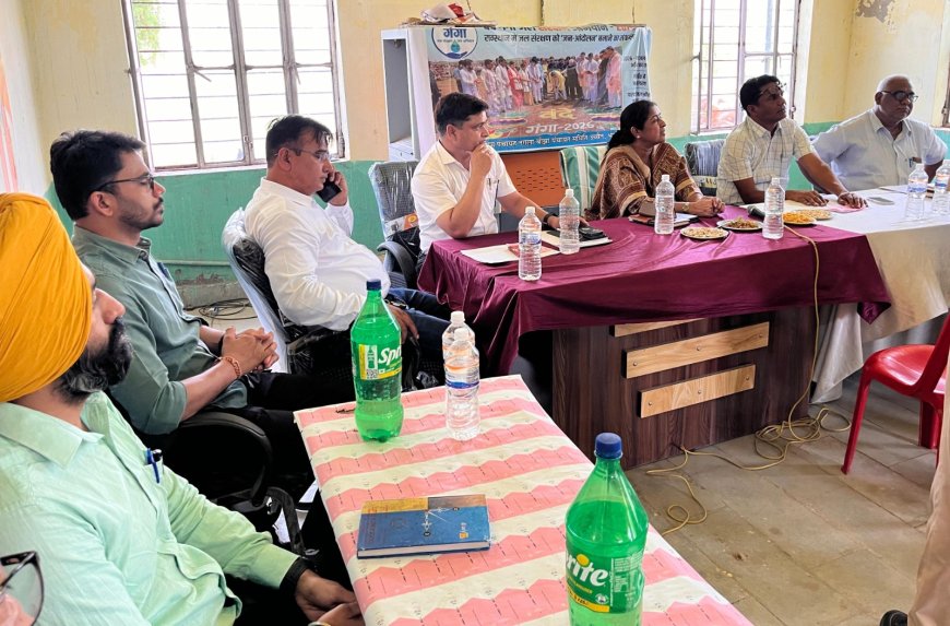 संभागीय आयुक्त ने नगला बीजा में सुनीं जनसमस्याएं, मौक़े पर दिए निस्तारण के निर्देश