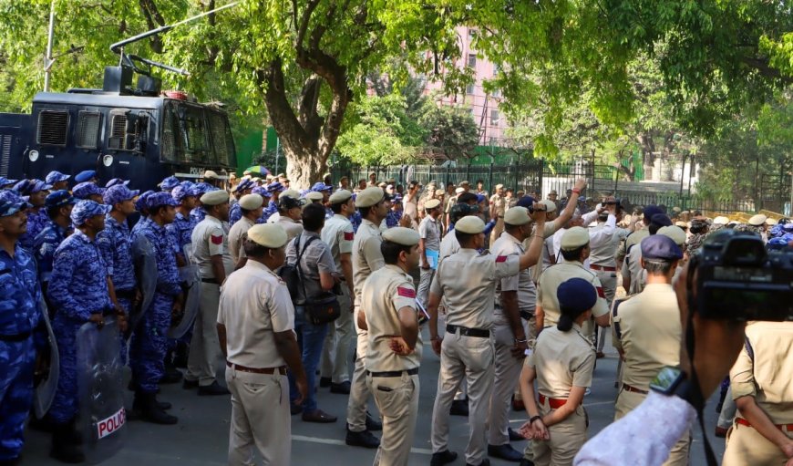केंद्रीय मंत्री के इस्तीफे की मांग को लेकर जंतर-मंतर पर 'कॉकरोच जनता पार्टी' का प्रदर्शन; दिल्ली में सुरक्षा सख्त