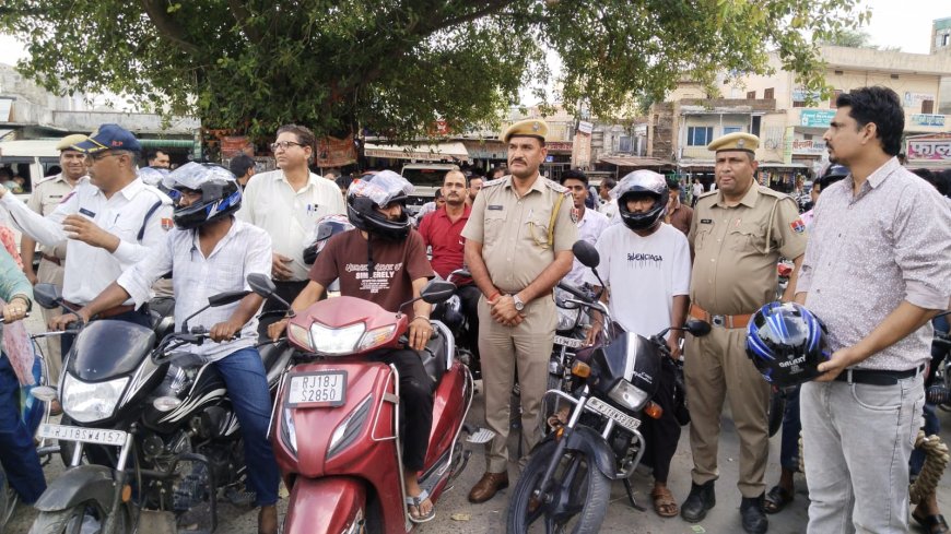 हादसों पर ब्रेक लगाने उतरी पुलिस; उदयपुरवाटी घूमचक्कर पर बांटे 50 हेलमेट,