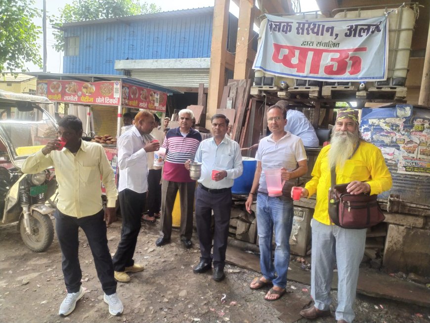 सेवा का अनूठा संकल्प: 'सृजक' की प्याऊ पर अधिमास के विशेष अवसर पर राहगीरों को पिलाया गया मिल्क रोज़