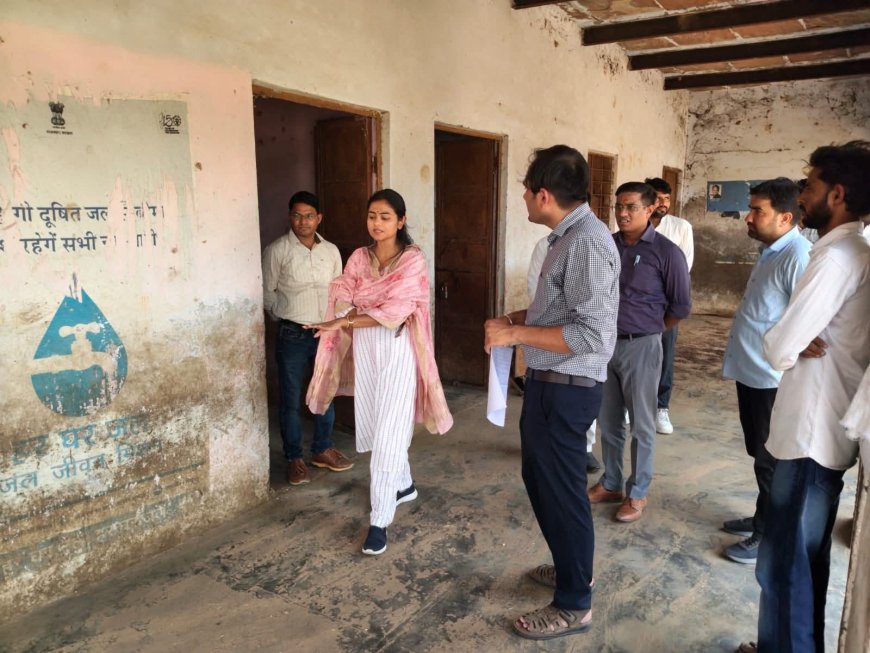 जिला कलेक्टर डॉ. अर्तिका शुक्ला का रामगढ़ दौरा; अनुपयोगी स्कूल में बनेगी आधुनिक लाइब्रेरी और पार्क