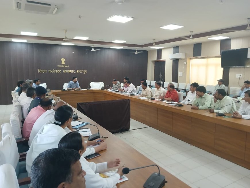साप्ताहिक समीक्षा बैठक सम्पन्न; जनहित से जुडे विकास कार्यों को मानसून से पहले पूरा कराये-जिला कलक्टर