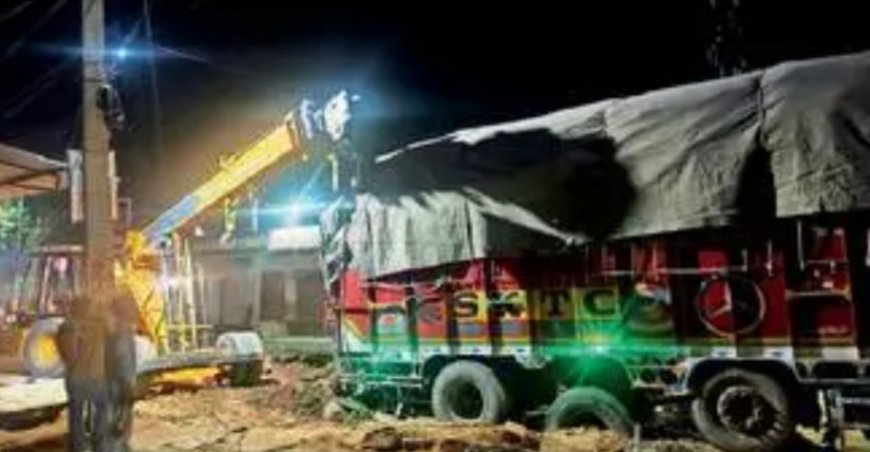 निर्माणाधीन नाले में सरसों से भरा ट्रक फंसा, जाम लगा