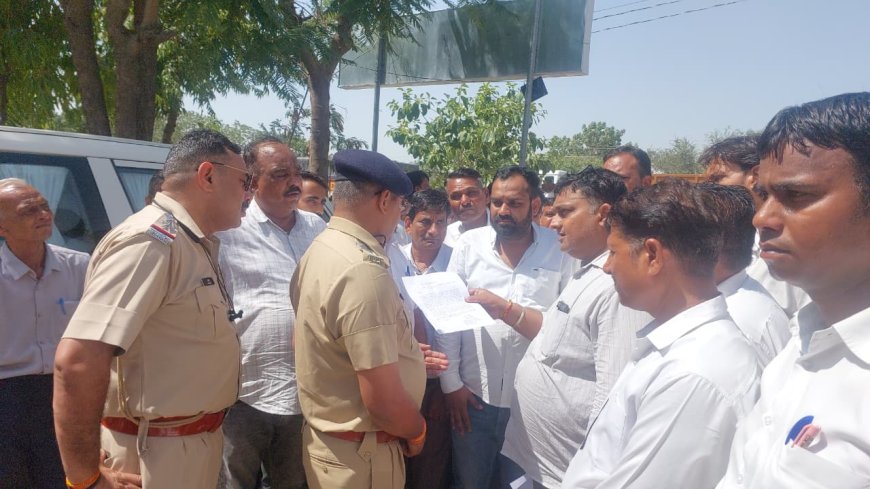 अधिवक्ता से कथित दुर्व्यवहार पर भड़का वकील समुदाय, हनुमाननगर थाने पहुंचकर लगाए पुलिस विरोधी नारे