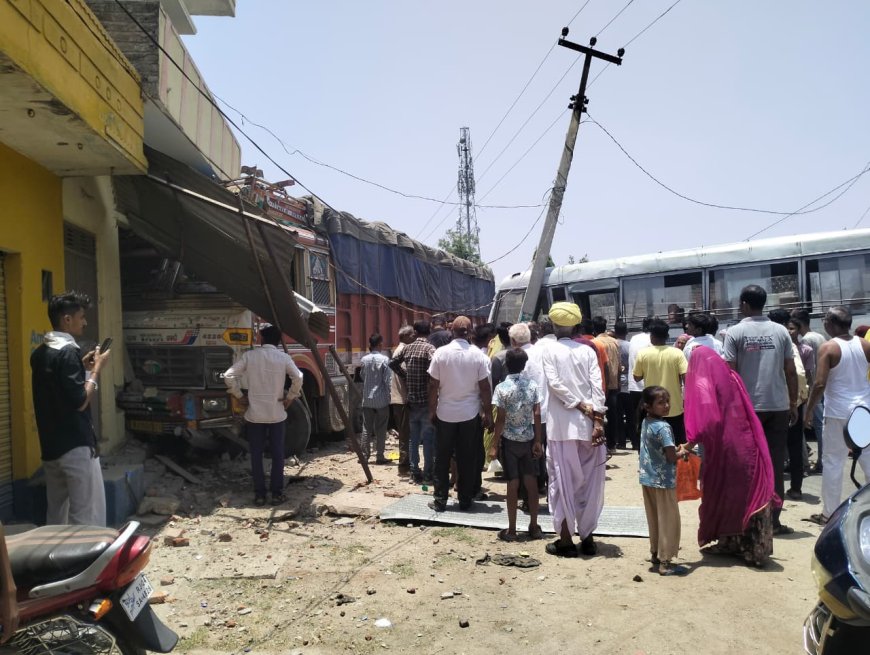वराड़ा बस स्टैंड के पास बस-ट्रक भिड़ंत, ट्रक डीजे दुकान में घुसा; 3 घायल
