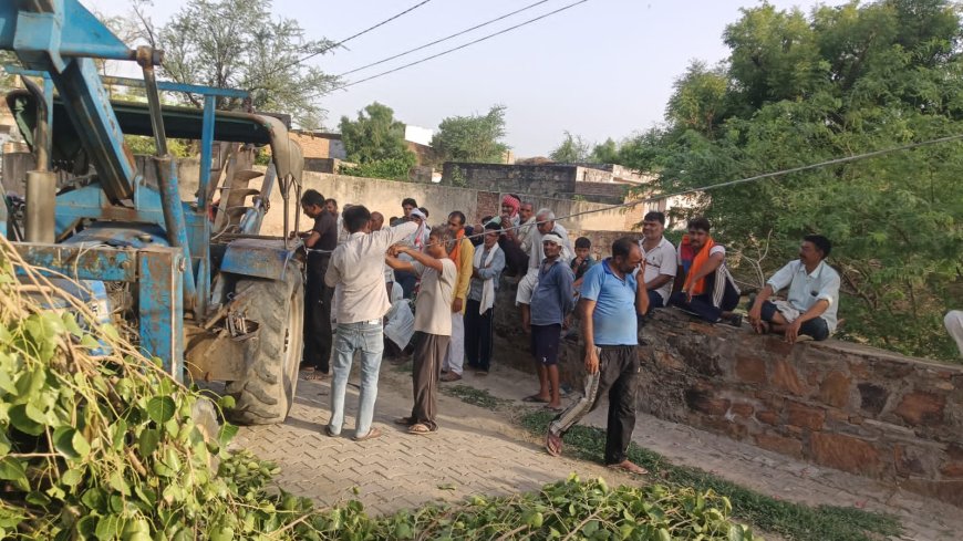 ग्रामीणों के विरोध के बीच पुलिस सुरक्षा में बदला गया टूटा बिजली पोल, दो दिन बाद बहाल हुई विद्युत आपूर्ति