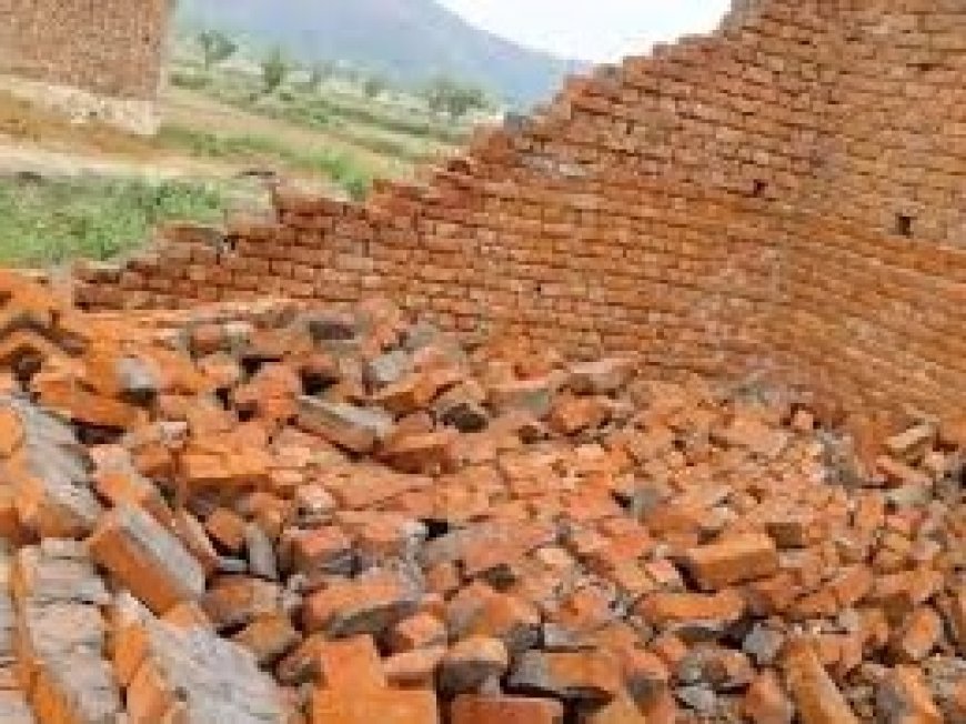 रामगढ़ क्षेत्र में तेज आंधी और बारिश से पीएम आवास योजना का निर्माणाधीन मकान गिरा, पेड़ और बिजली के पोल भी धराशाही,