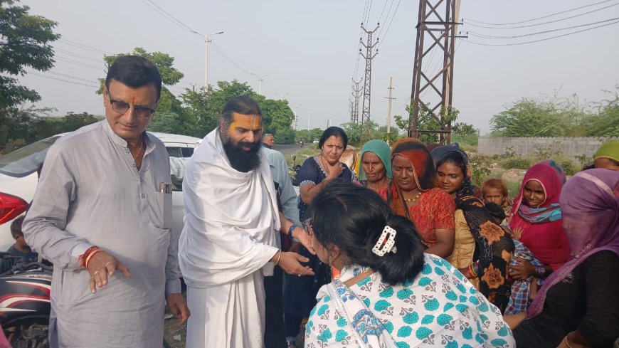 निम्बार्क आश्रम में 501 जरूरतमंद महिलाओं को साड़ियों का वितरण; मानवता की सेवा ही ईश्वर की सच्ची उपासना: महंत मोहनशरण शास्त्री