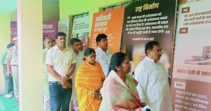 राज्य वित्त आयोग अध्यक्ष डॉ. अरुण चतुर्वेदी ने किया अवलोकन, बोले— "ऐसी प्रदर्शनियां आमजन को जागरूक करने में महत्वपूर्ण"