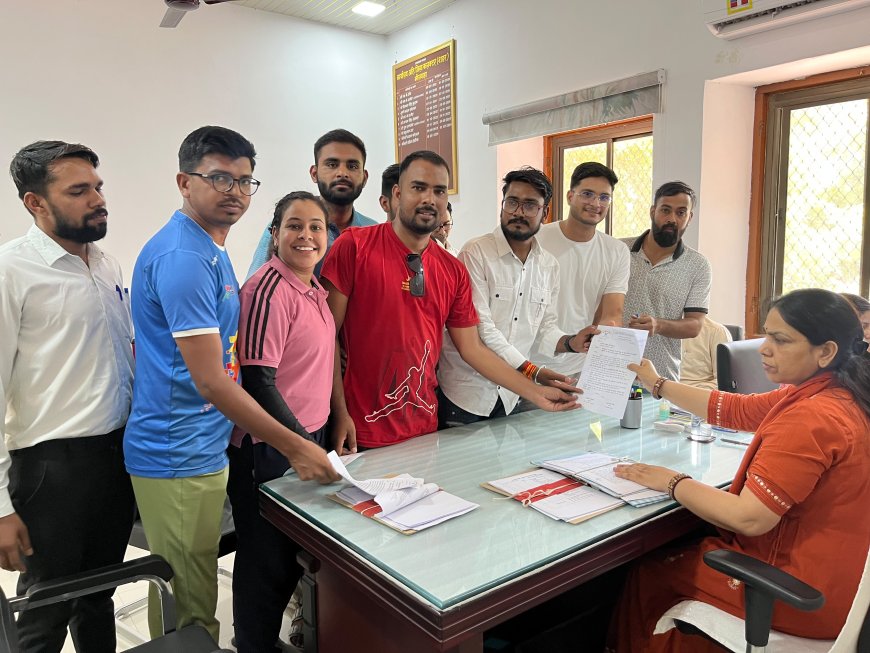 शारीरिक शिक्षक भर्ती में पद बढ़ाने की मांग, कलेक्ट्रेट को सौंपा ज्ञापन