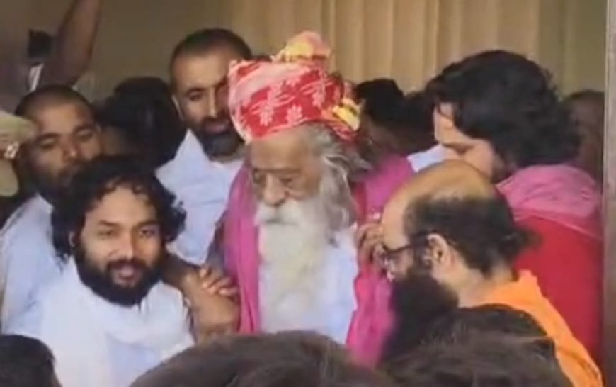 यथार्थ गीता के प्रणेता स्वामी अड़गड़ानंद जी के दर्शन को उमड़ा जनसैलाब, हेलीकॉप्टर से विदाई के समय भावुक हुए श्रद्धालु