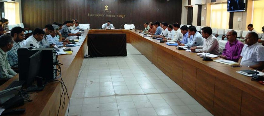 साप्ताहिक समीक्षा बैठक, प्रगतिरत कार्यों से यातायात एवं जल प्रवाह प्रभावित नहीं हो वैकल्पिक इंतजाम करें- जिला कलक्टर