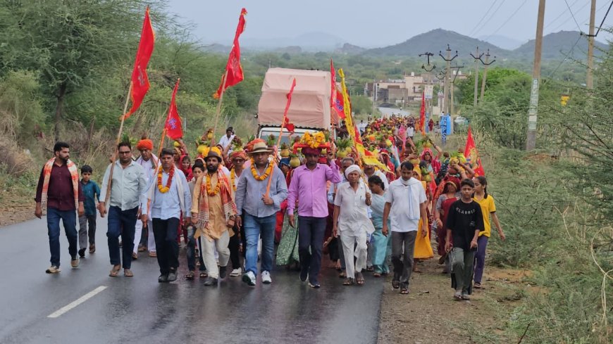 भक्ति का सैलाब: टपकती बरसात में 1100 महिलाओं ने निकाली 11 किमी लंबी कलश यात्रा