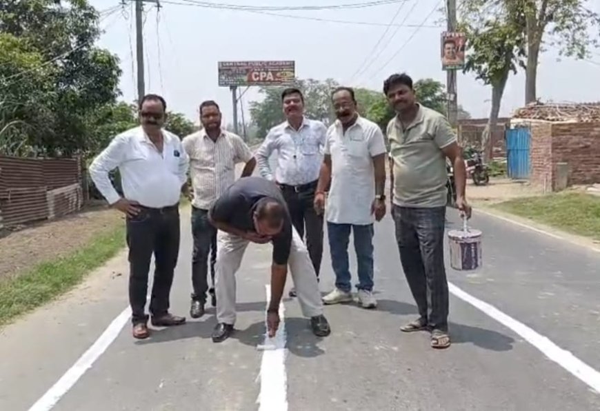 जब सिस्टम सोता रहा, तब पत्रकारों ने संभाली जिम्मेदारी;  पूर्वांचल जर्नलिस्ट प्रेस क्लब ने दुर्घटनाओं का कारण बन रहे स्पीड ब्रेकरों पर बनाए चेतावनी संकेतक