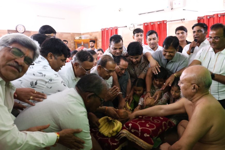 श्योपुर  समाज ने आचार्य श्री प्रज्ञा सागर जी महाराज को  किया श्रीफल भेंट