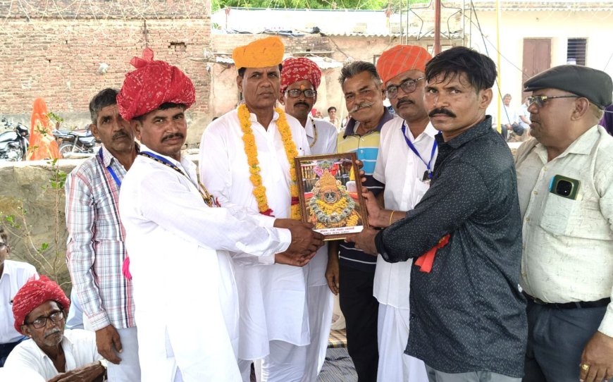 नेहरू नगर में बाबा रामदेव मंदिर जीर्णाेद्धार प्राण-प्रतिष्ठा महोत्सव धूमधाम से सम्पन्न, मंदिर शिखर पर इंडा व ध्वजा चढ़ाई