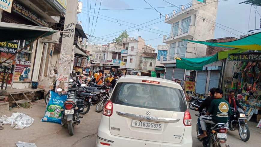 सड़क मार्ग पर अतिक्रमण दे रहा दुर्घटनाओं को निमंत्रण,चौड़ी की गई सड़क फिर हुई संकड़ी, जिम्मेदार प्रशासन के अधिकारी मौन