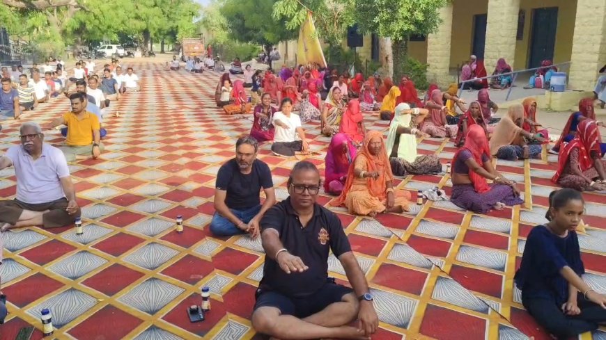 तखतगढ़ में 12वें अंतर्राष्ट्रीय योग दिवस सामूहिक योगाभ्यास में उमड़ी भारी जनभागीदारी, नागरिकों को दिलाया नियमित योग और स्वच्छता का संकल्प