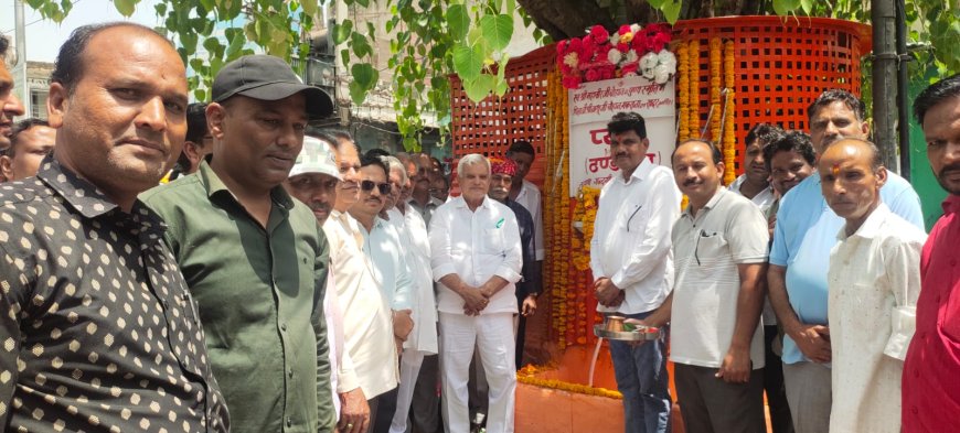 स्व. महावीर चौहान की प्रथम पुण्यतिथि पर रेलवे स्टेशन चौक पर वाटर कूलर का किया लोकार्पण