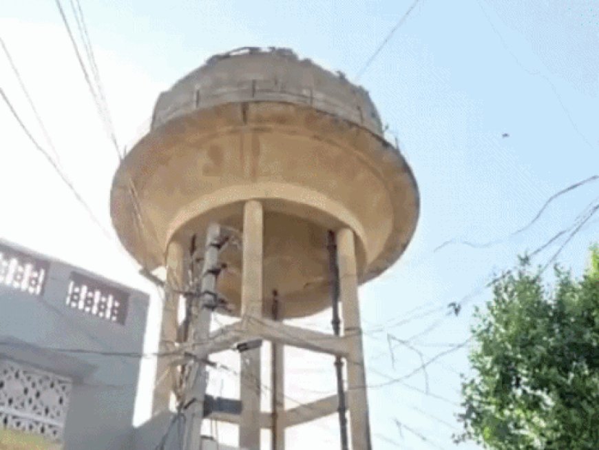 अलवर में बड़ा हादसा टला: दाऊदपुर में 45 साल पुरानी पानी की टंकी का ऊपरी हिस्सा ढहा, नीचे बने मंदिर पर गिरा मलबा