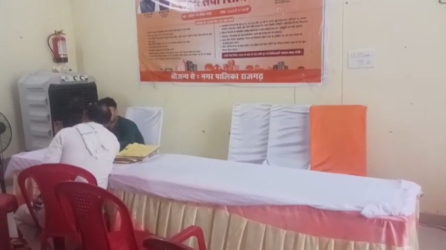 प्रचार-प्रसार के अभाव में 'पी एम स्वनिधि शहरी शिविर' पड़ा सूना, खाली कुर्सियां चिढ़ा रही हैं मुंह