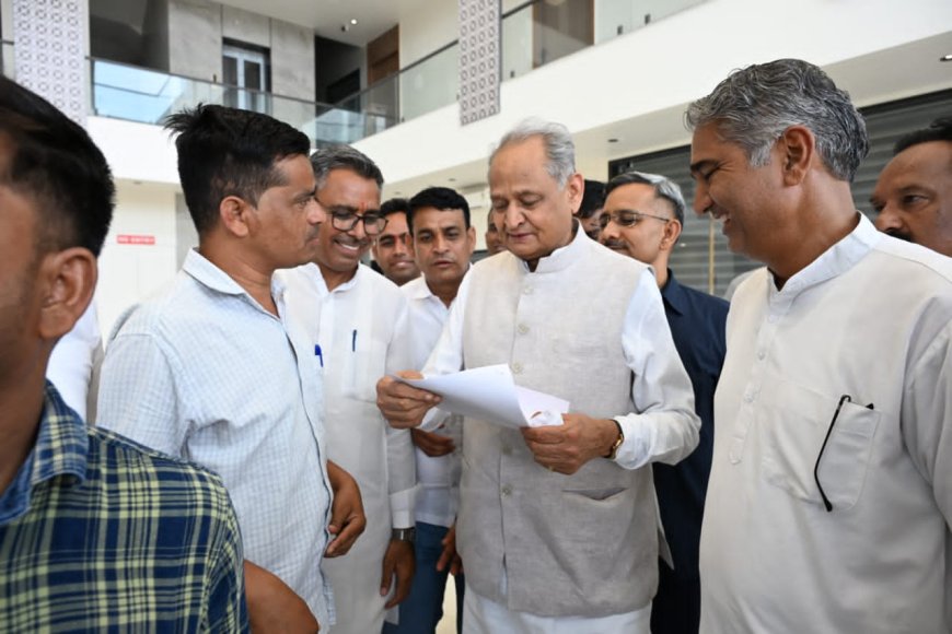 राजस्थान पूर्व मुख्यमंत्री अशोक गहलोत को हंसमुख माली ने महात्मा ज्योतिबा फुले राजकीय महाविद्यालय नाम रखने की मांग को लेकर सौंपा ज्ञापन