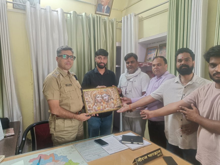 नवनियुक्त वृताधिकारी नीरज भारद्वाज का पदभार ग्रहण करने के बाद किया स्वागत