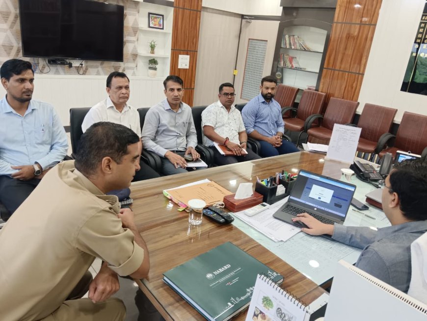 जिला कलेक्टर अतुल प्रकाश ने बटन दबाकर निकाली तीर्थ यात्रा लॉटरी, 686 रेल व 84 हवाई यात्रा के लिए चयनित