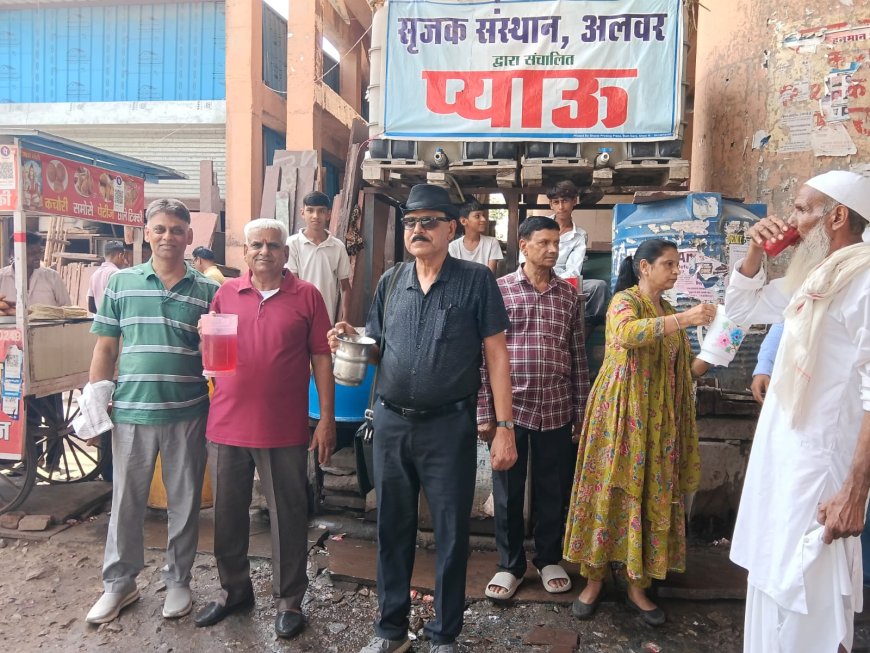 'सृजक' की प्याऊ पर निर्जला एकादशी पर राहगीरों को पिलाया शीतल शरबत
