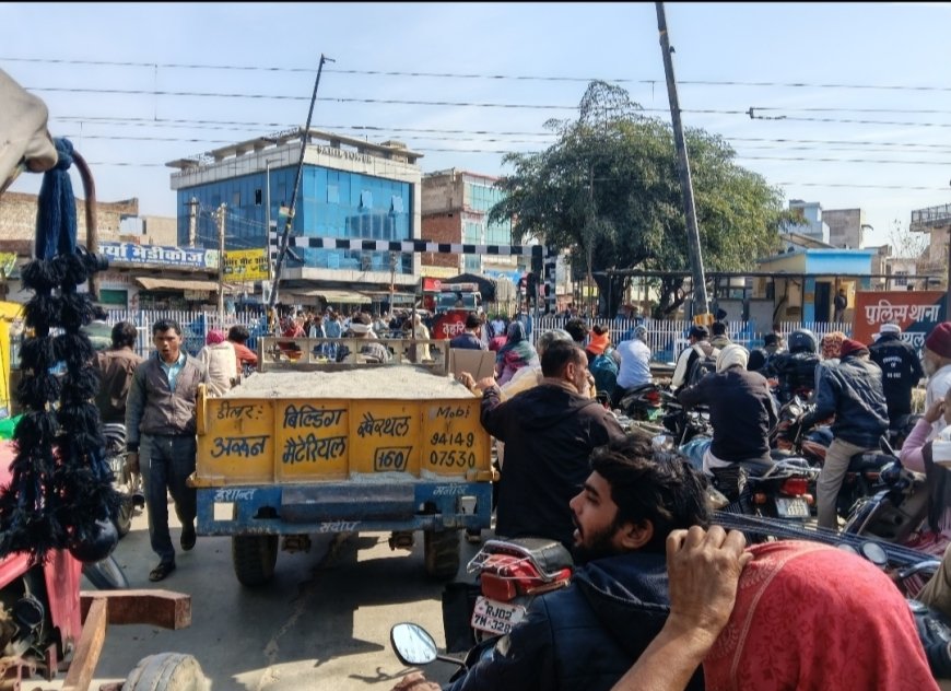 खैरथल में 'साइलेंट किलर' बना रेलवे फाटक: हर 15 मिनट में लग रहा जाम, जहरीली हवा में सांस लेने को मजबूर शहरवासी