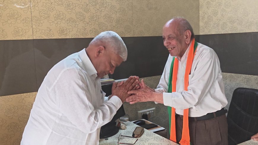 लोकतंत्र सेनानी दयाराम मेठानी से मिले सांसद दामोदर अग्रवाल, संगठन और आपातकाल के अनुभवों पर हुई चर्चा
