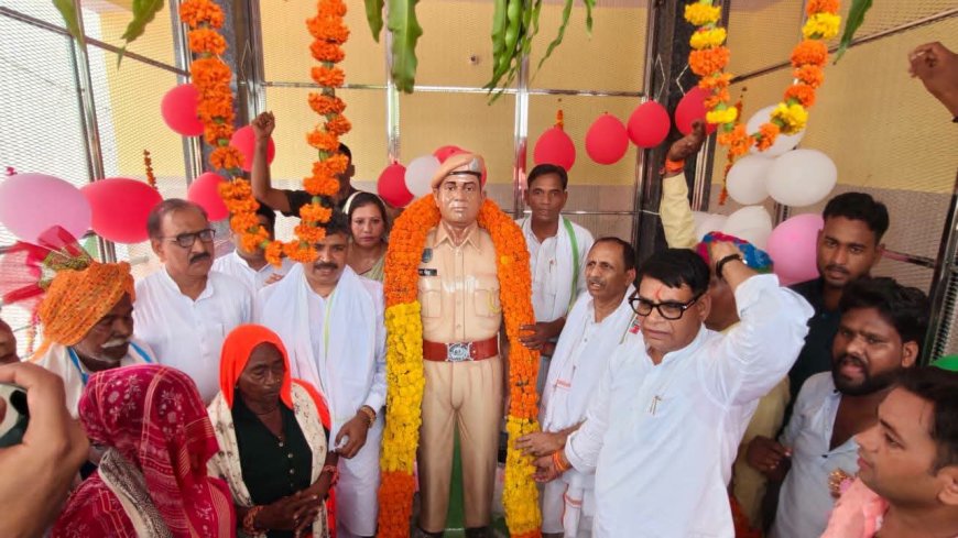 सलेमपुर थाना में अमर शहीद अतर सिंह जाटव की प्रतिमा का टीकाराम जूली सहित अतिथियों ने किया अनावरण, परिजनों का हुआ सम्मान